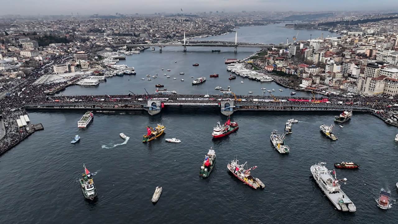 Foto - Galata Köprüsü vicdan kürsüsü