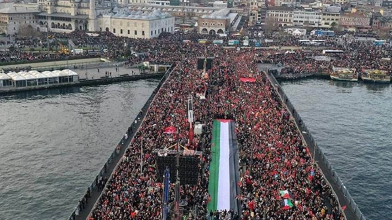 Foto - Galata Köprüsü vicdan kürsüsü