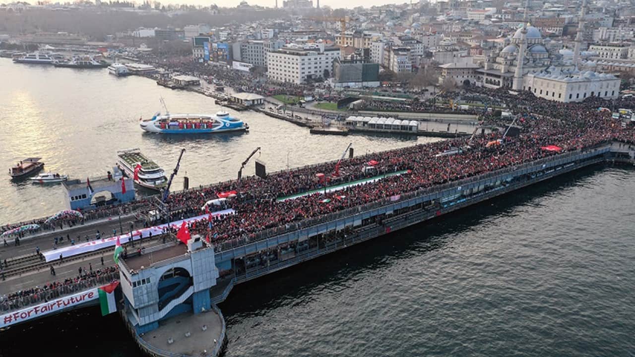 Foto - Galata Köprüsü vicdan kürsüsü