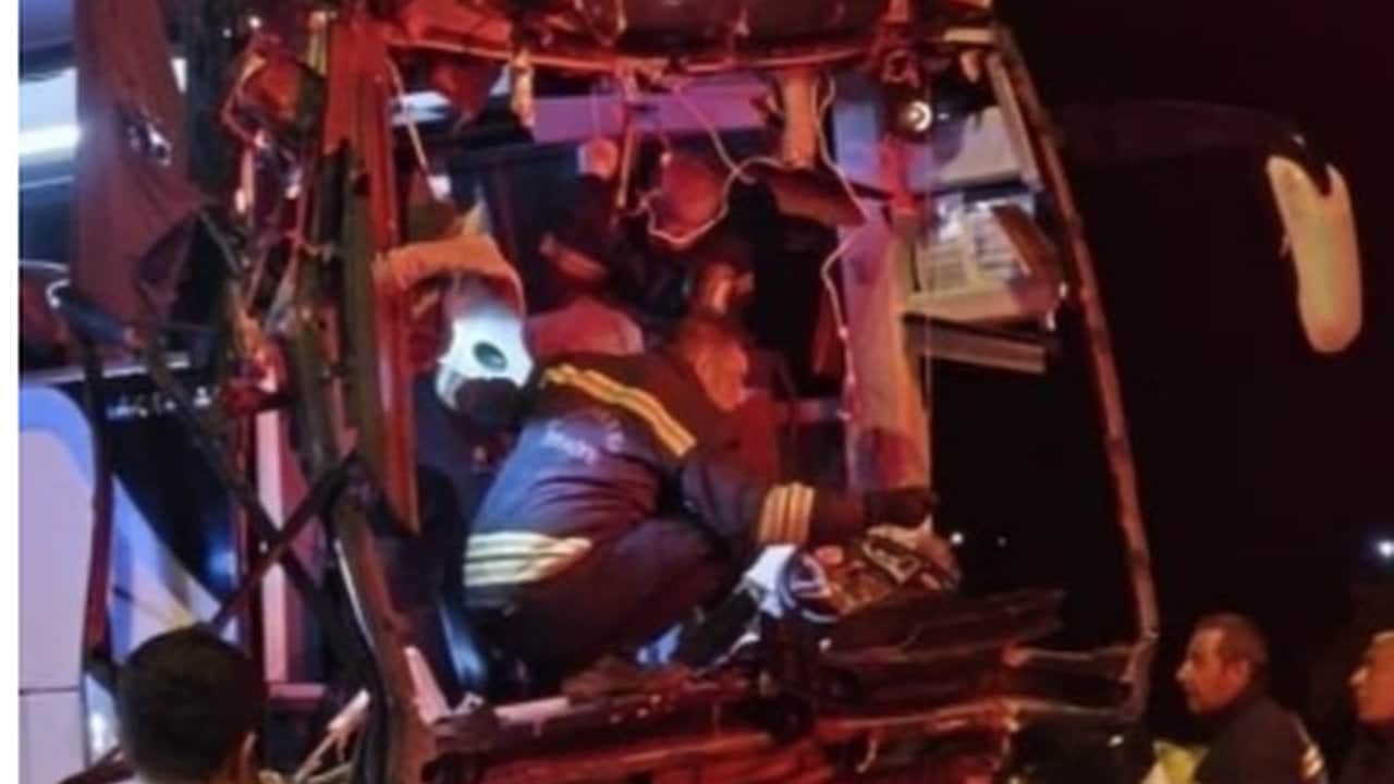 Foto - Gaziantep’te can pazarı! Yolcu otobüsü tırla çarpıştı, ortalık kan gölüne döndü 