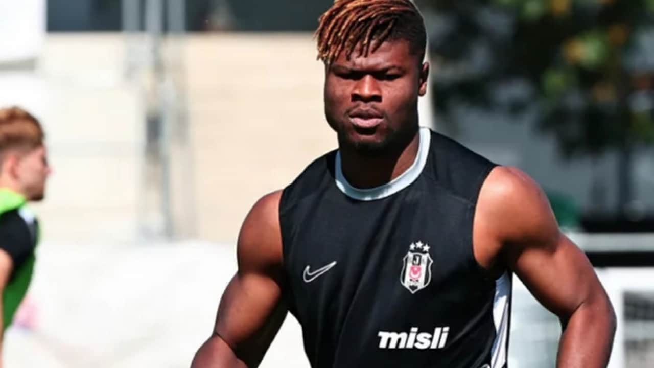 Gelmesi olay olmuştu gitmesi de olacak gibi... Agbadou düşünülmüyor: Ama o da ayrılığı düşünmüyor!