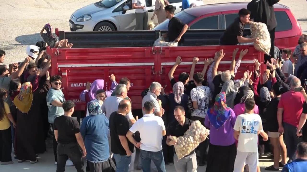 Foto - Genç çiftçi kuralı bozmadı Her sene tonlarca patatesi halka bedava dağıtıyor
