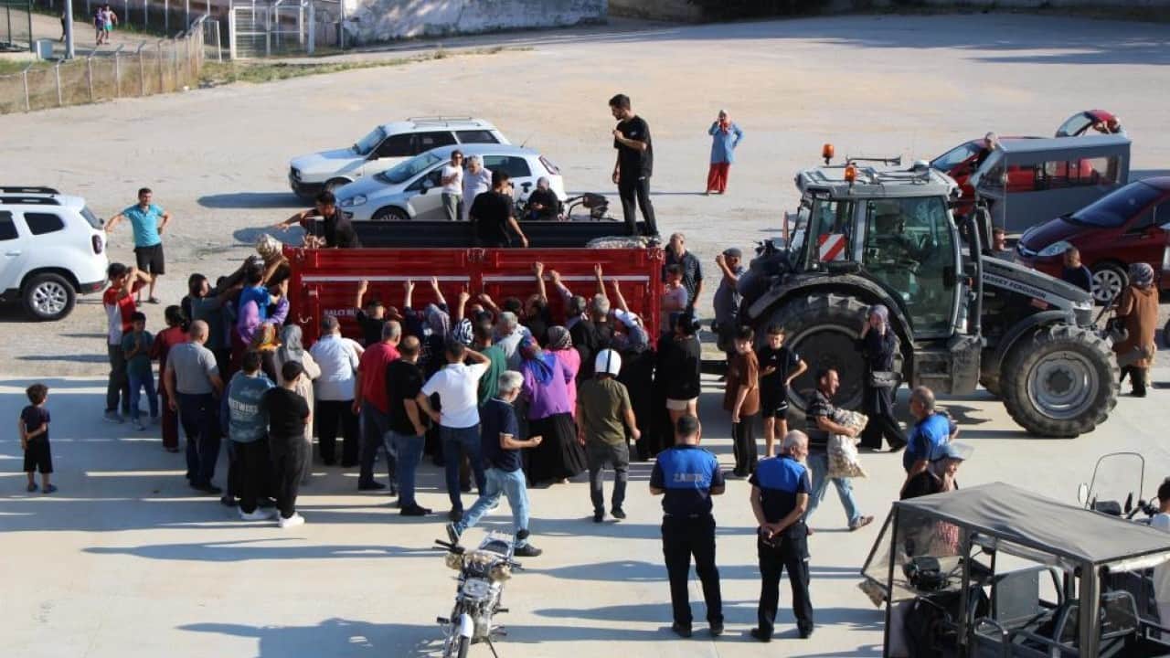 Foto - Genç çiftçi kuralı bozmadı Her sene tonlarca patatesi halka bedava dağıtıyor