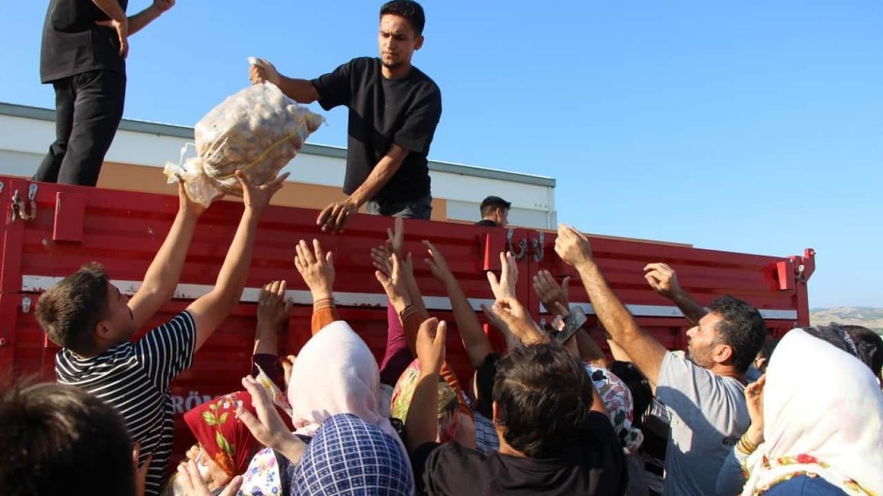 Foto - Genç çiftçi kuralı bozmadı Her sene tonlarca patatesi halka bedava dağıtıyor