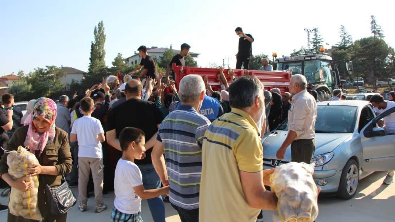 Genç çiftçi kuralı bozmadı Her sene tonlarca patatesi halka bedava dağıtıyor
