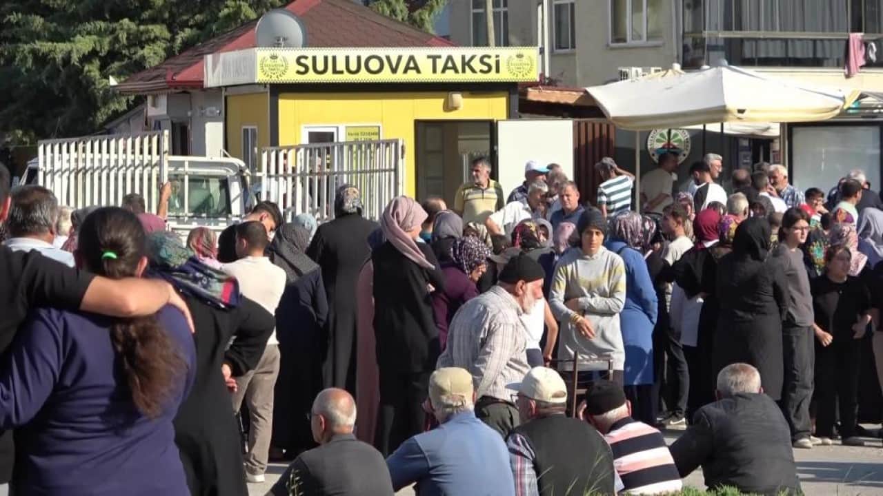 Foto - Genç çiftçi kuralı bozmadı Her sene tonlarca patatesi halka bedava dağıtıyor