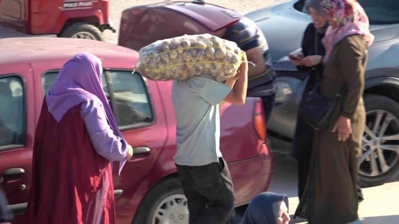 Foto - Genç çiftçi kuralı bozmadı Her sene tonlarca patatesi halka bedava dağıtıyor