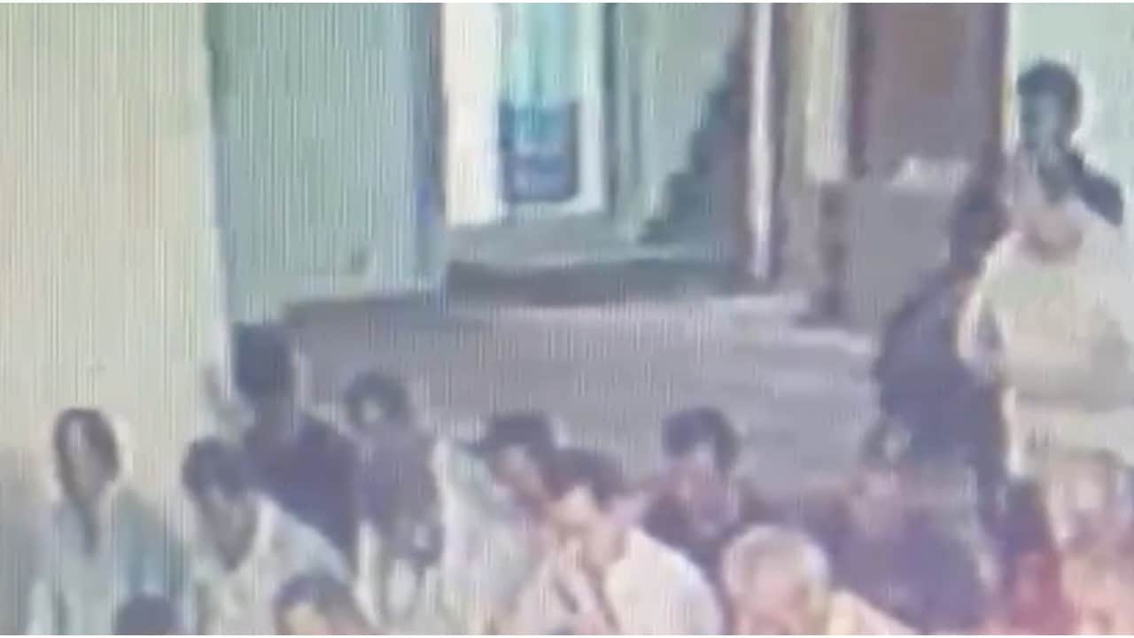 Foto - Güvenlik kamerasına saniye saniye yansıdı! Namaz kılarken başına gelene inanamadı