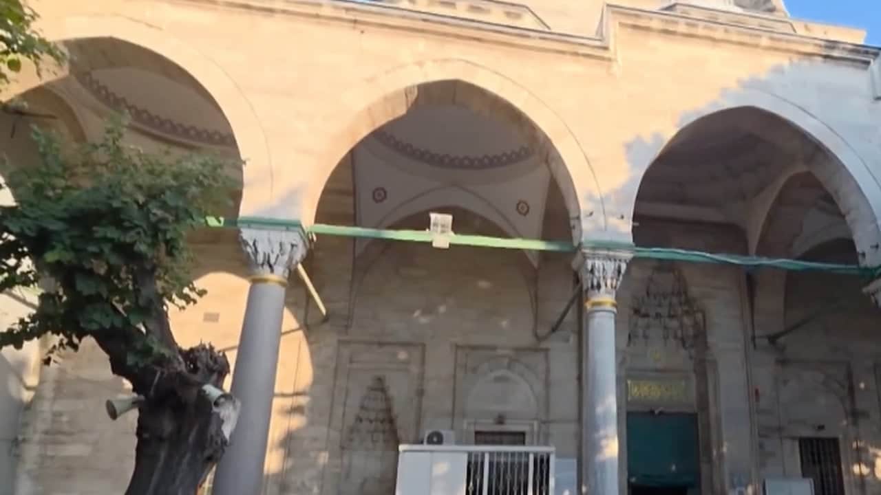 Foto - Güvenlik kamerasına saniye saniye yansıdı! Namaz kılarken başına gelene inanamadı