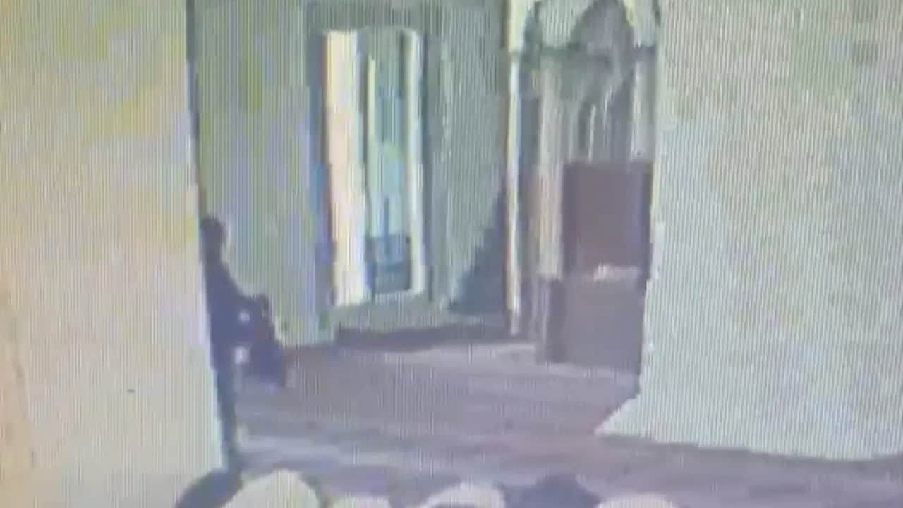 Foto - Güvenlik kamerasına saniye saniye yansıdı! Namaz kılarken başına gelene inanamadı