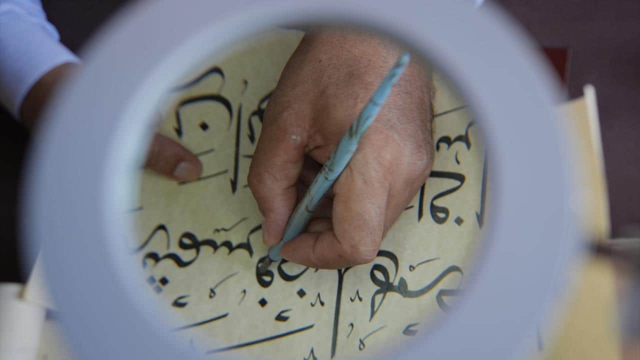Foto - Güvenlik kulübesinde izlediği TRT belgeselinden çok etkilendi! O şimdi hattat oldu