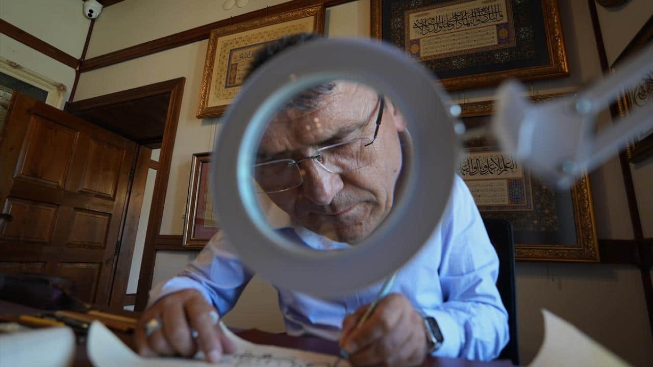 Foto - Güvenlik kulübesinde izlediği TRT belgeselinden çok etkilendi! O şimdi hattat oldu