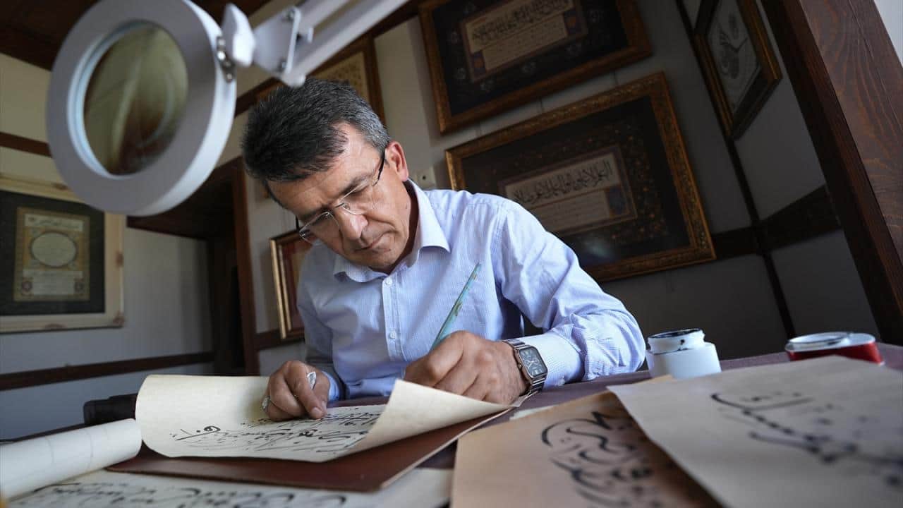Güvenlik kulübesinde izlediği TRT belgeselinden çok etkilendi! O şimdi hattat oldu