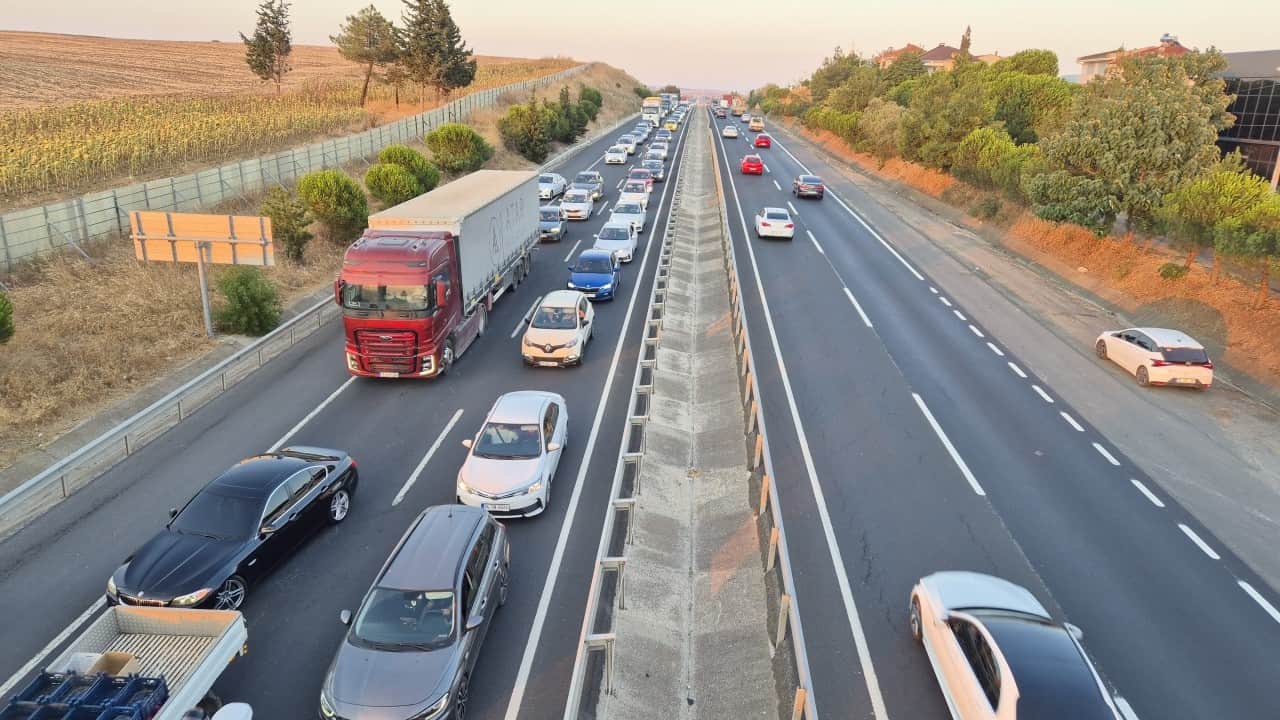 Foto - Hafta sonu göçü başladı! Tekirdağ yolunda kilometrelerce araç kuyruğu