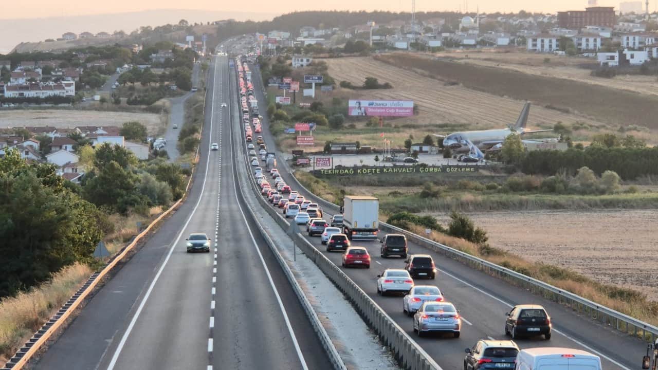 Foto - Hafta sonu göçü başladı! Tekirdağ yolunda kilometrelerce araç kuyruğu