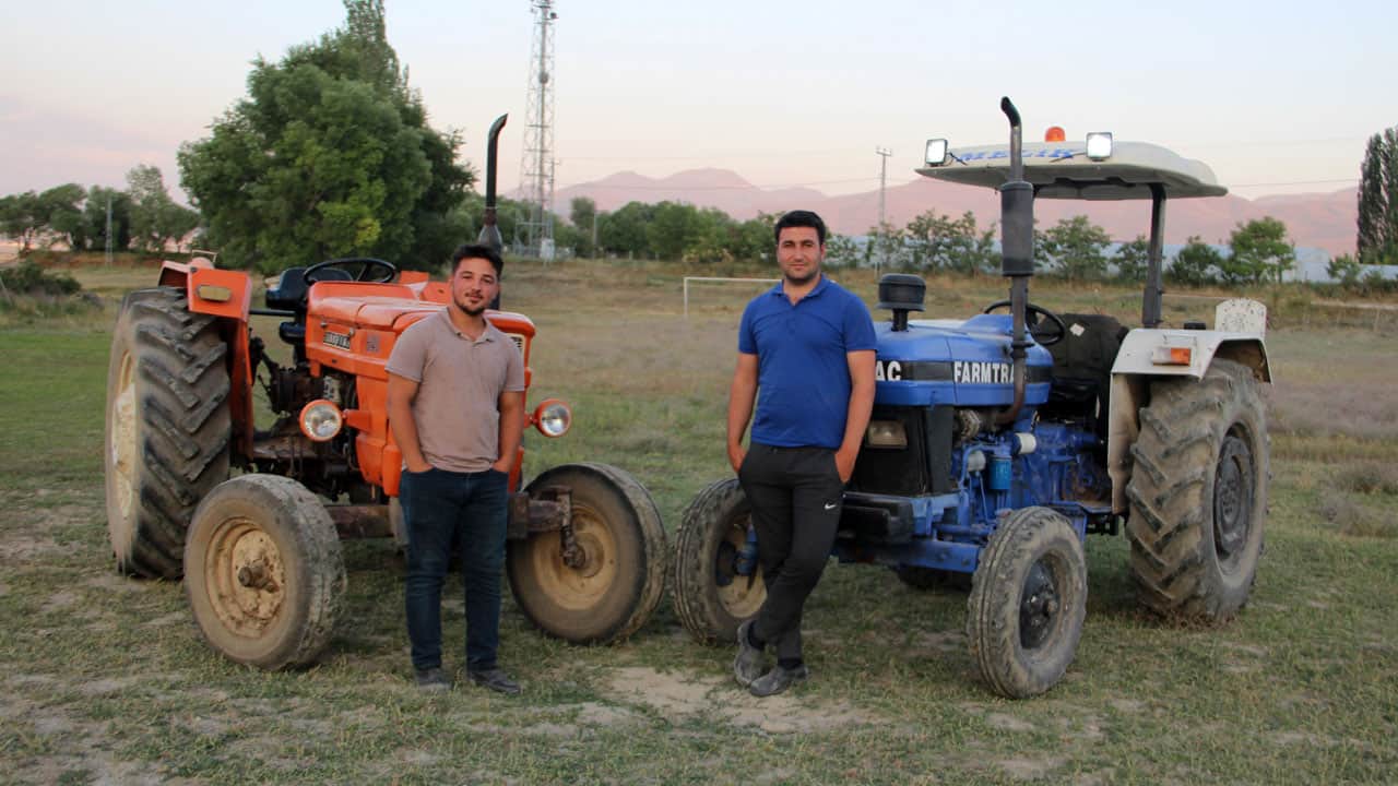Foto - "Hangimiz daha iyi şoförüz?" tartışması yarışa dönüştü! Traktörlerle kıyasıya kapıştılar
