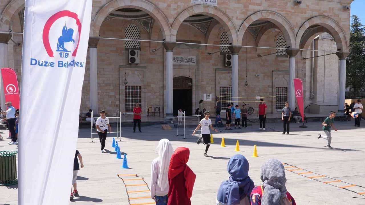 ‘Hareket Camide’ dediler, binlerce çocuk camilere akın etti