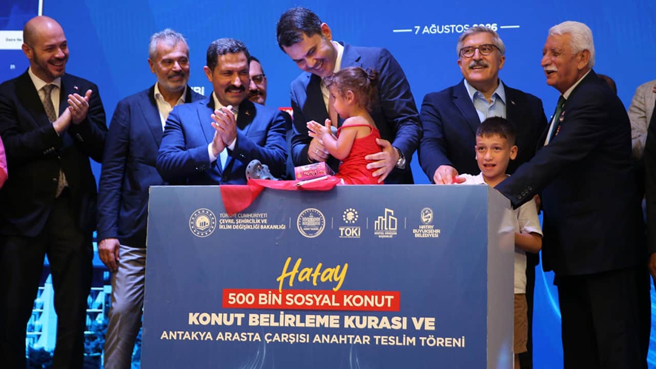 Foto - Hatay'da dar gelirliler için 8 bin 500 konutun kuraları çekildi! Bakan Kurum: Devlet yönetmek sosyal medya şovuna benzemez