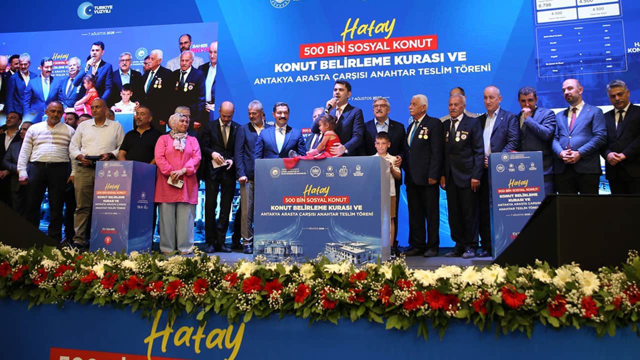 Foto - Hatay'da dar gelirliler için 8 bin 500 konutun kuraları çekildi! Bakan Kurum: Devlet yönetmek sosyal medya şovuna benzemez