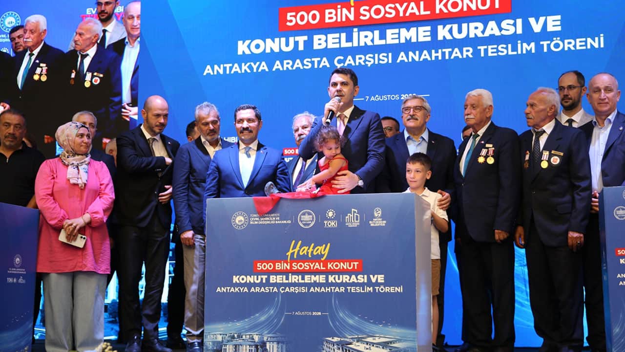 Foto - Hatay'da dar gelirliler için 8 bin 500 konutun kuraları çekildi! Bakan Kurum: Devlet yönetmek sosyal medya şovuna benzemez
