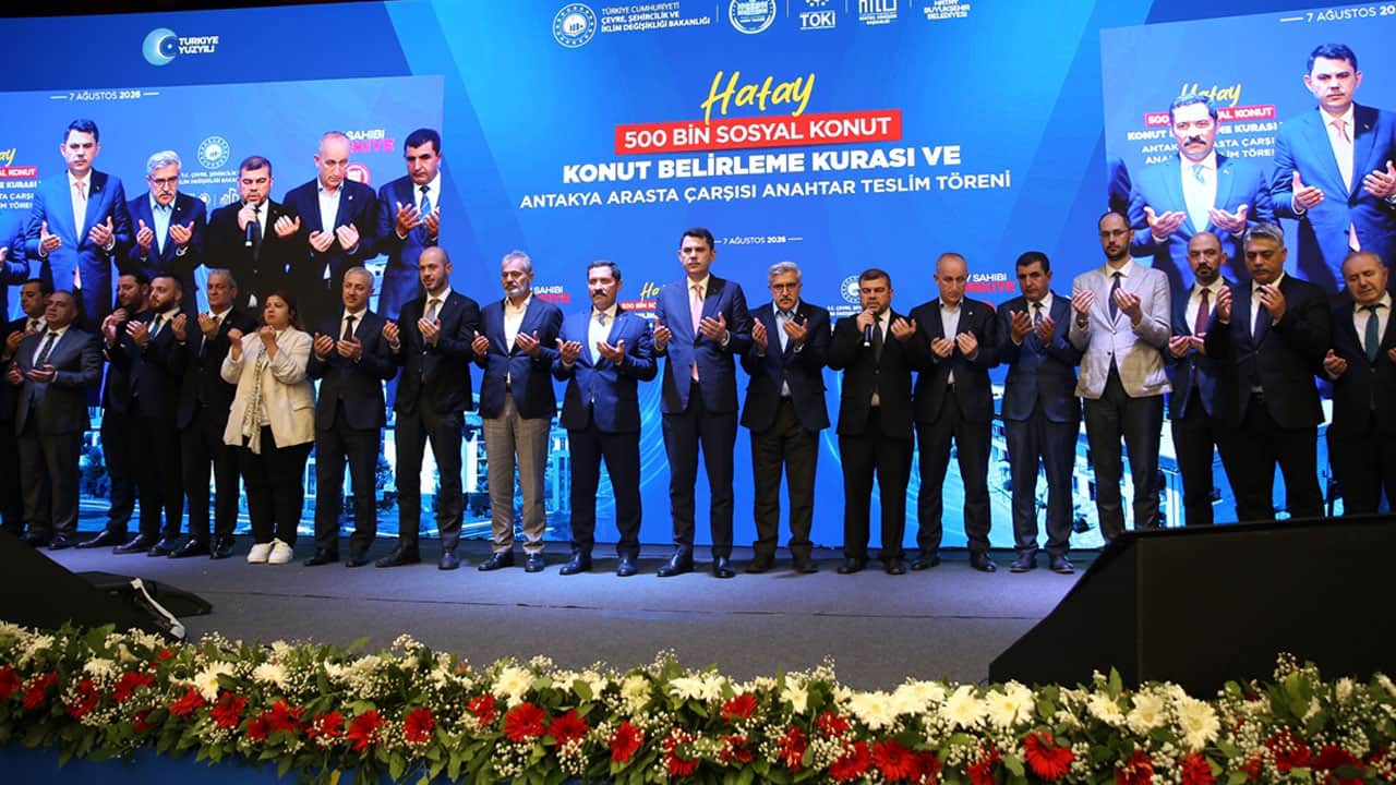 Foto - Hatay'da dar gelirliler için 8 bin 500 konutun kuraları çekildi! Bakan Kurum: Devlet yönetmek sosyal medya şovuna benzemez