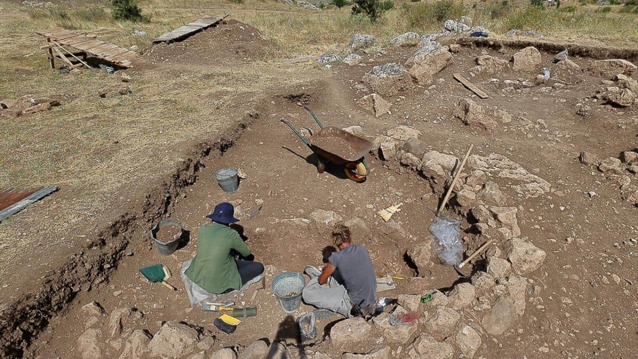 Foto - Hattuşa'da kazılar sürüyor! 2 bin 300 yıllık yeni mezarlar bulundu