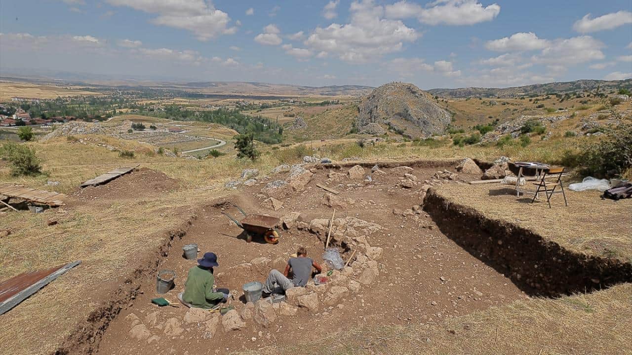 Hattuşa'da kazılar sürüyor! 2 bin 300 yıllık yeni mezarlar bulundu