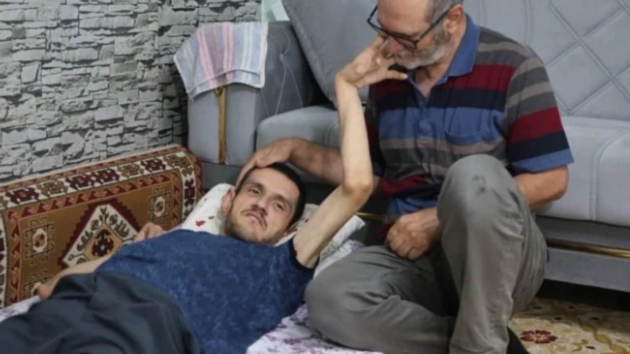 Foto - Hayatını kolaylaştırmak için her şeyi yapıyor: Beyin felçli oğluna 26 yıldır özenle bakıyor