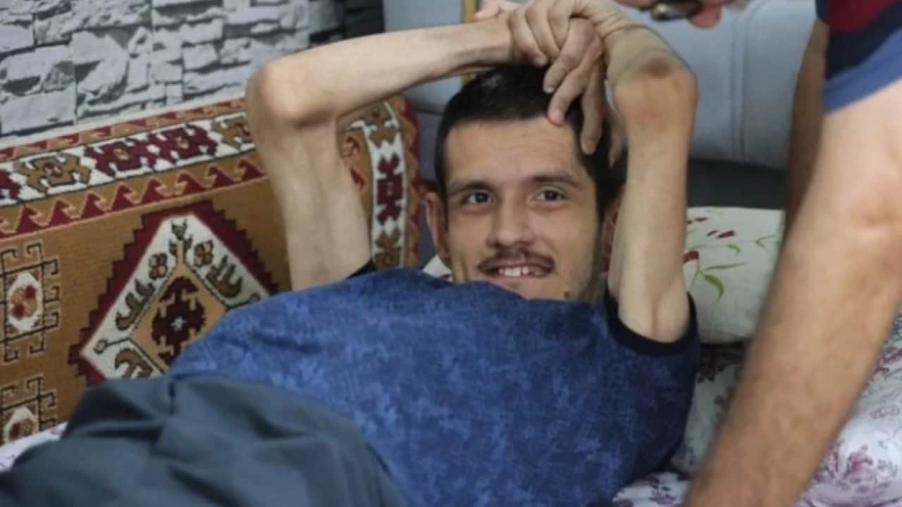 Hayatını kolaylaştırmak için her şeyi yapıyor: Beyin felçli oğluna 26 yıldır özenle bakıyor