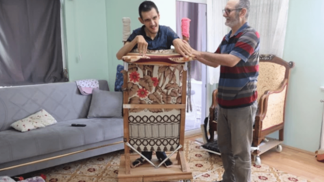 Foto - Hayatını kolaylaştırmak için her şeyi yapıyor: Beyin felçli oğluna 26 yıldır özenle bakıyor