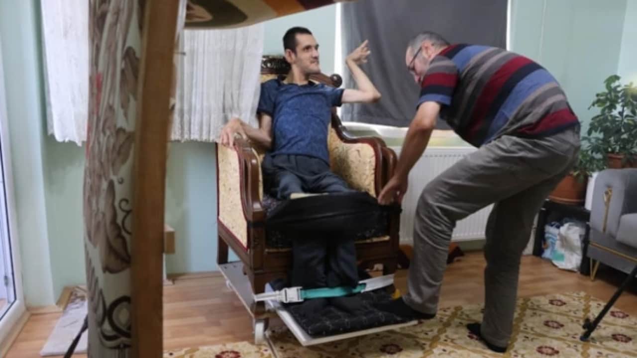 Foto - Hayatını kolaylaştırmak için her şeyi yapıyor: Beyin felçli oğluna 26 yıldır özenle bakıyor