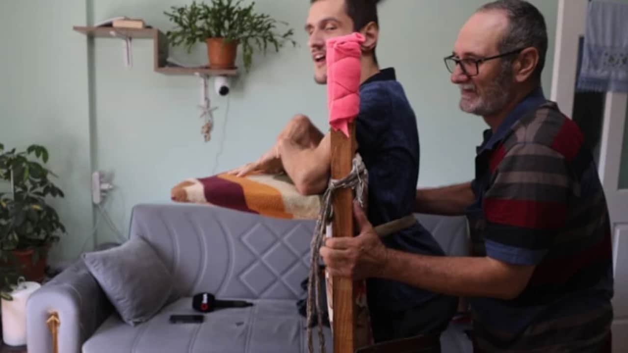 Foto - Hayatını kolaylaştırmak için her şeyi yapıyor: Beyin felçli oğluna 26 yıldır özenle bakıyor