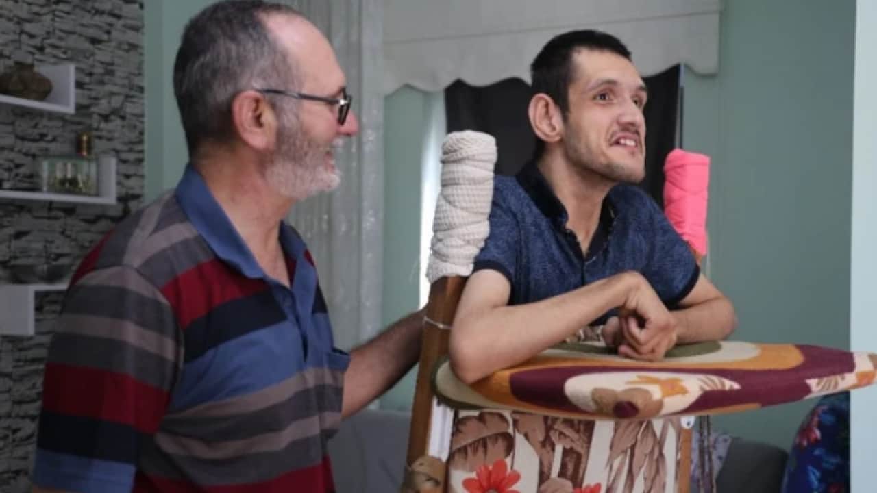 Foto - Hayatını kolaylaştırmak için her şeyi yapıyor: Beyin felçli oğluna 26 yıldır özenle bakıyor