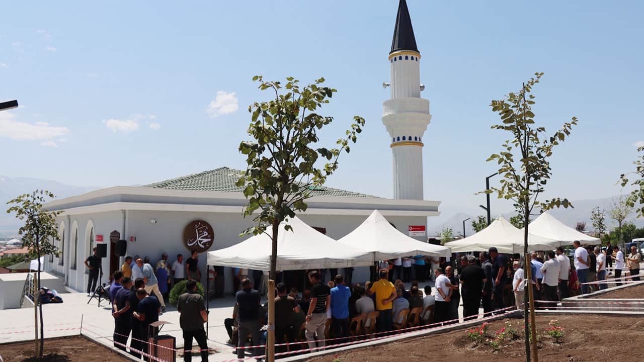 Foto - Hayırsever işadamının babası adına yaptırdığı cami cuma namazıyla ibadete açıldı
