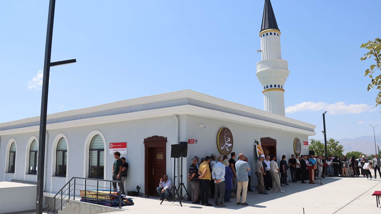 Foto - Hayırsever işadamının babası adına yaptırdığı cami cuma namazıyla ibadete açıldı