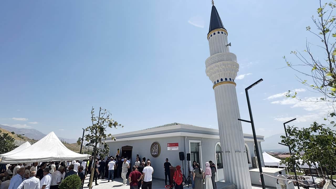 Hayırsever işadamının babası adına yaptırdığı cami cuma namazıyla ibadete açıldı