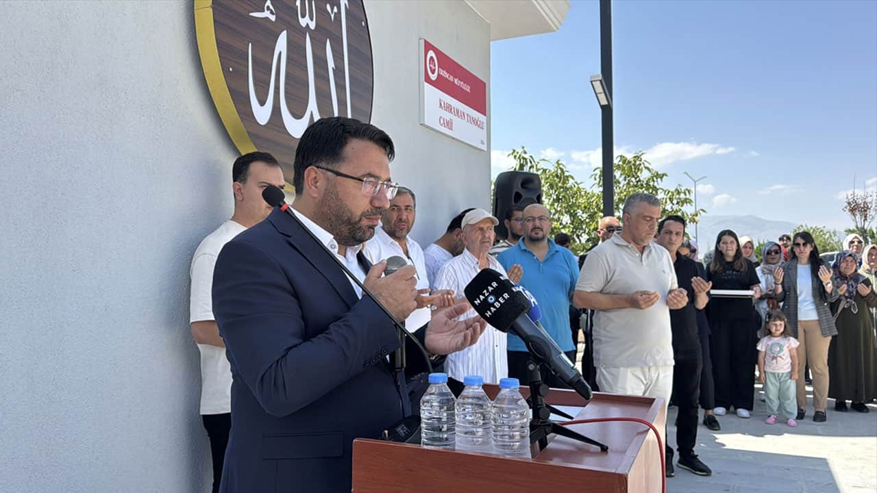 Foto - Hayırsever işadamının babası adına yaptırdığı cami cuma namazıyla ibadete açıldı