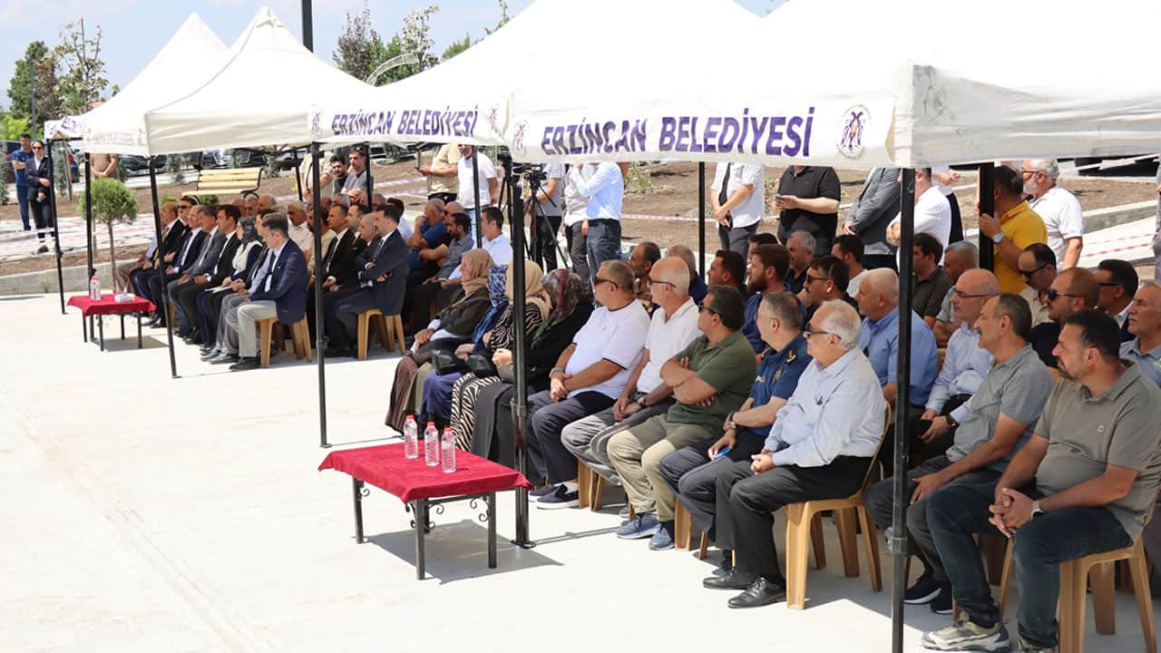 Foto - Hayırsever işadamının babası adına yaptırdığı cami cuma namazıyla ibadete açıldı