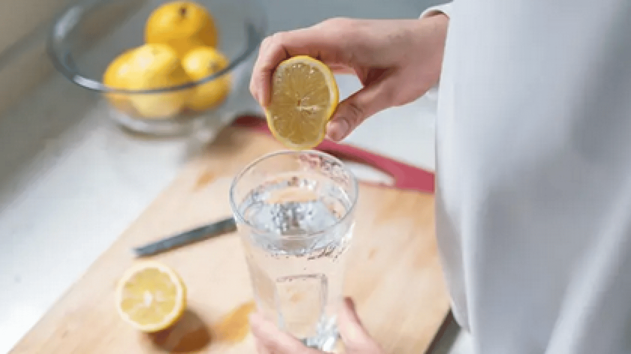 Her sabah limon suyu içenler dikkat: Bilimsel veriler ne söylüyor? Püf noktası neler diyenler, işte kolay yolu bu