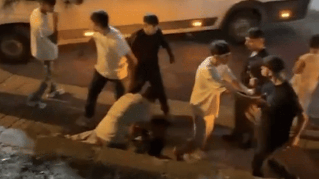 Foto - Her şey bir kız yüzünden: Aralarına aldıkları çocuğa baltayla saldırdılar!