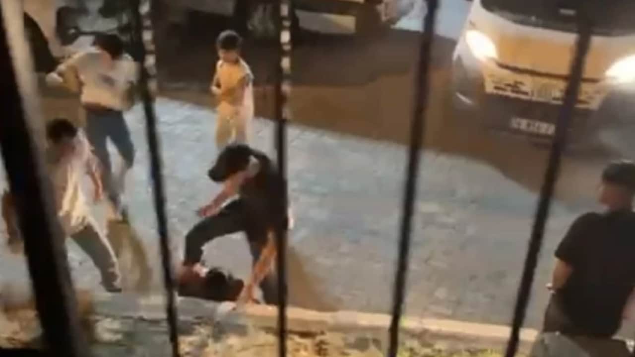 Her şey bir kız yüzünden: Aralarına aldıkları çocuğa baltayla saldırdılar!