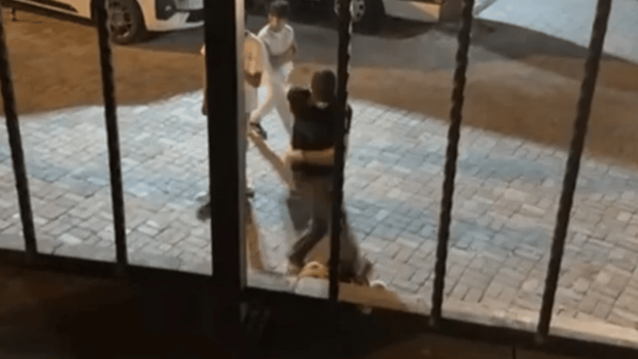 Foto - Her şey bir kız yüzünden: Aralarına aldıkları çocuğa baltayla saldırdılar!