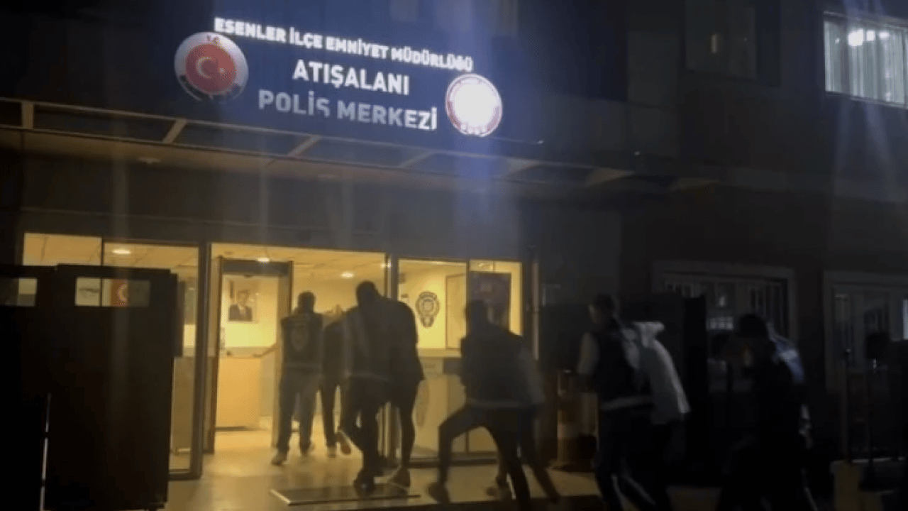 Foto - Her şey bir kız yüzünden: Aralarına aldıkları çocuğa baltayla saldırdılar!