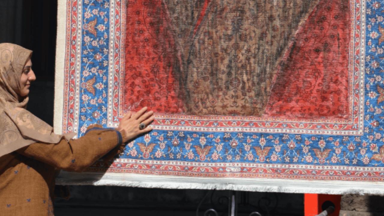 Foto - Hiç eğitim almadan başardı: Kilimlerin üzerine yaptığı resimlerle sergi açtı