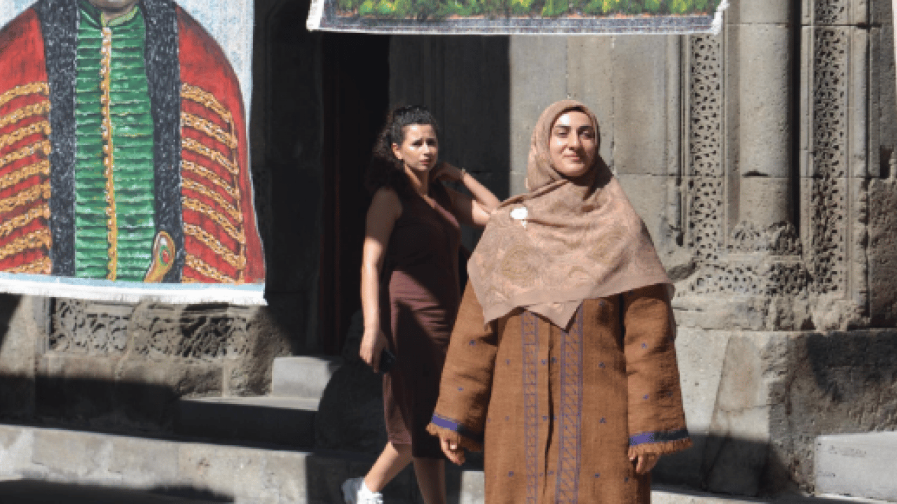 Foto - Hiç eğitim almadan başardı: Kilimlerin üzerine yaptığı resimlerle sergi açtı