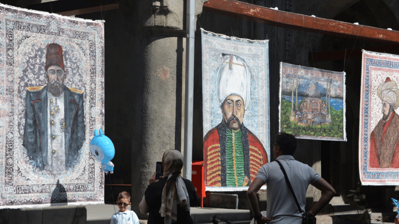Foto - Hiç eğitim almadan başardı: Kilimlerin üzerine yaptığı resimlerle sergi açtı