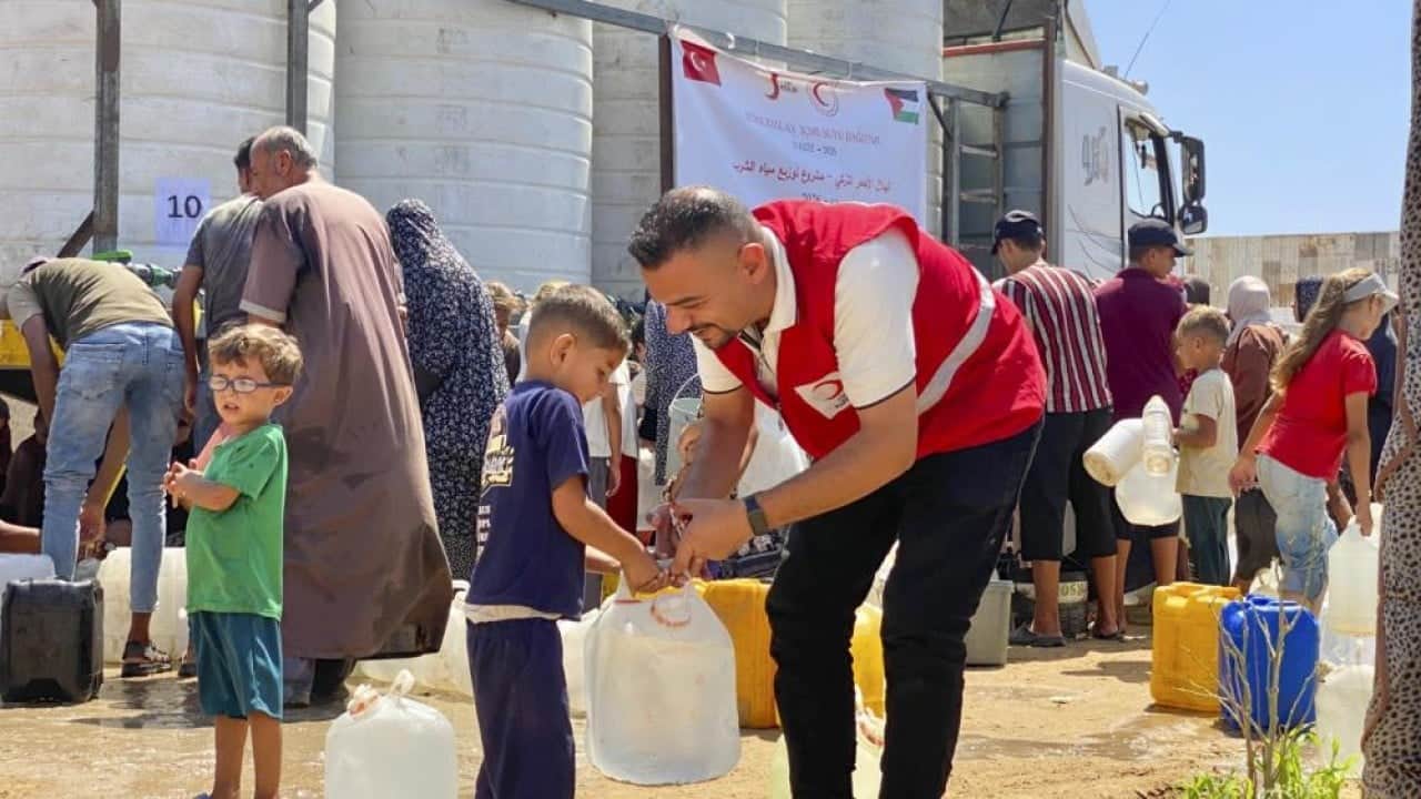 Foto - Hijyen kiti ve temiz içme suyu Kızılay’dan Gazze’ye 7/24 destek