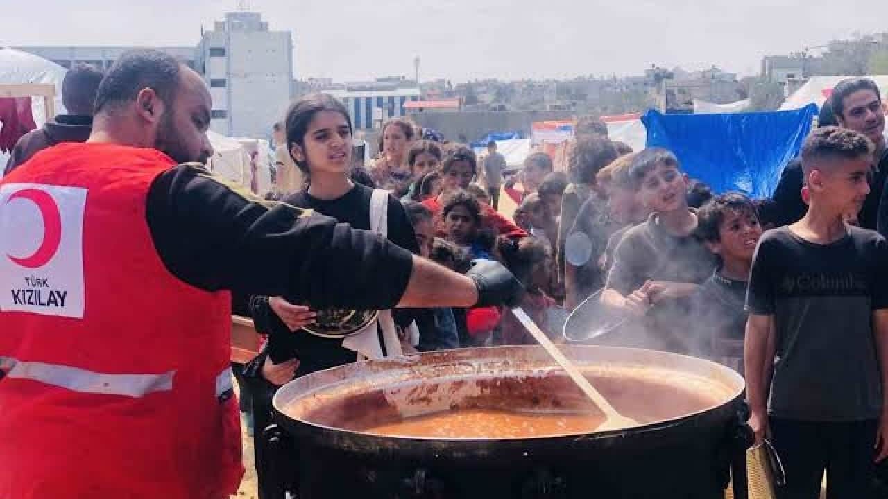 Foto - Hijyen kiti ve temiz içme suyu Kızılay’dan Gazze’ye 7/24 destek