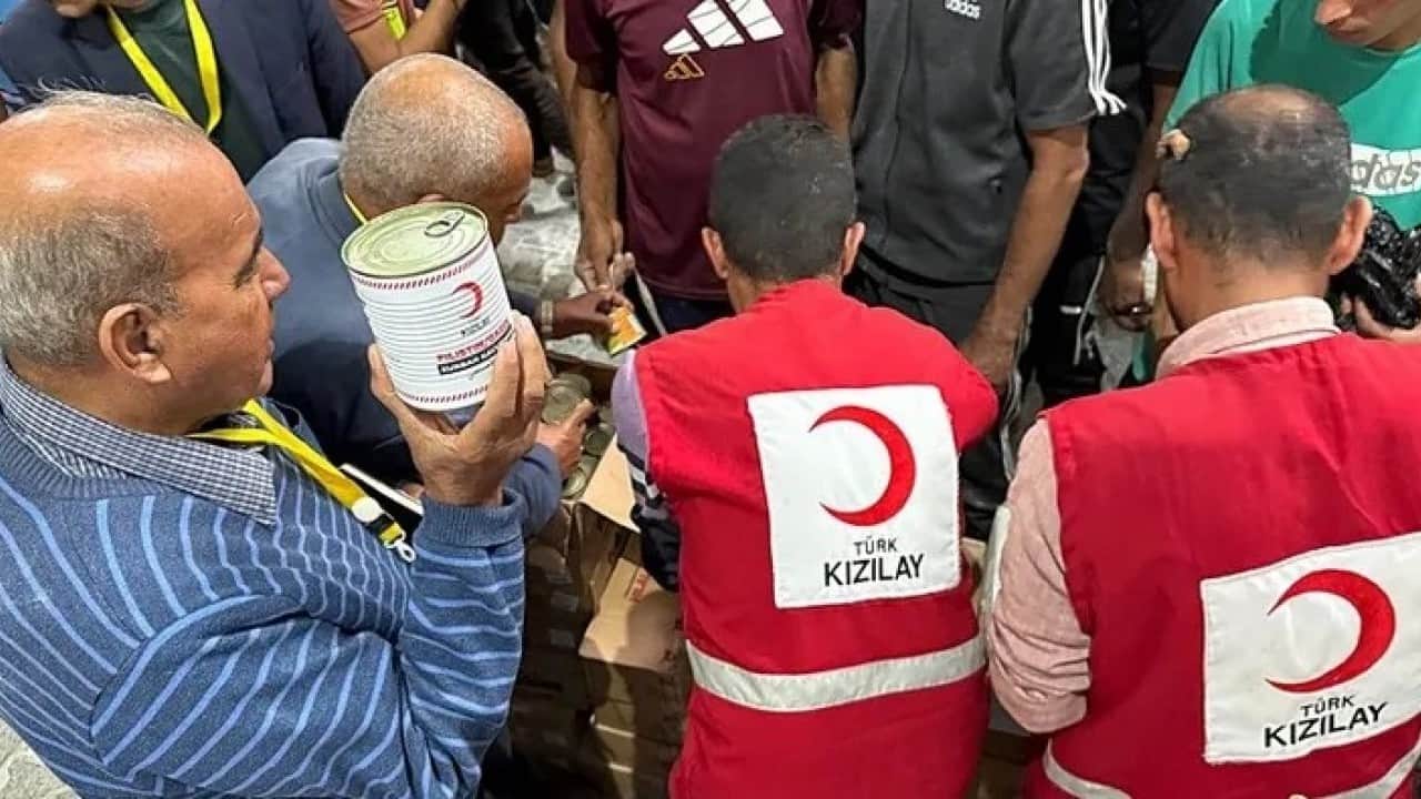 Foto - Hijyen kiti ve temiz içme suyu Kızılay’dan Gazze’ye 7/24 destek