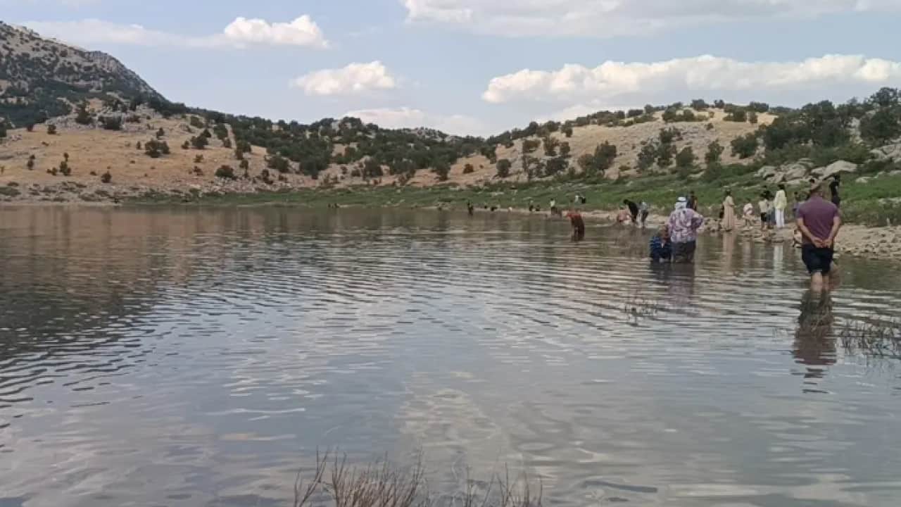 Foto - İçine girip saatlerce bekliyorlar: Dışarı çıkarmak yasak!